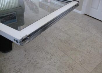 Cómo reparar una puerta corrediza de vidrio - Albañiles