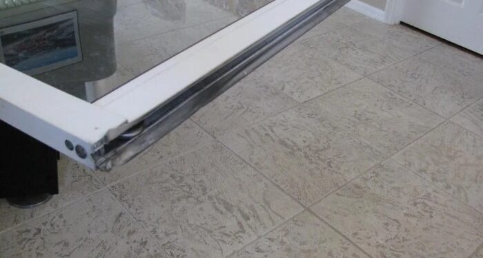 Cómo reparar una puerta corrediza de vidrio - Albañiles